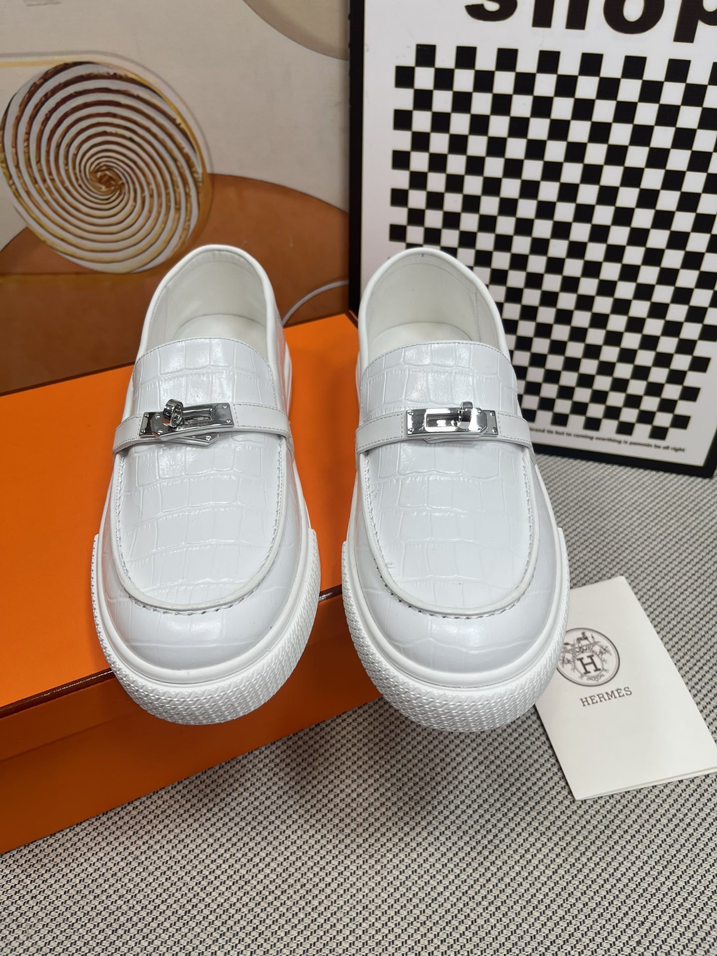 エルメス［Hermès］おしゃれなペアスニーカー