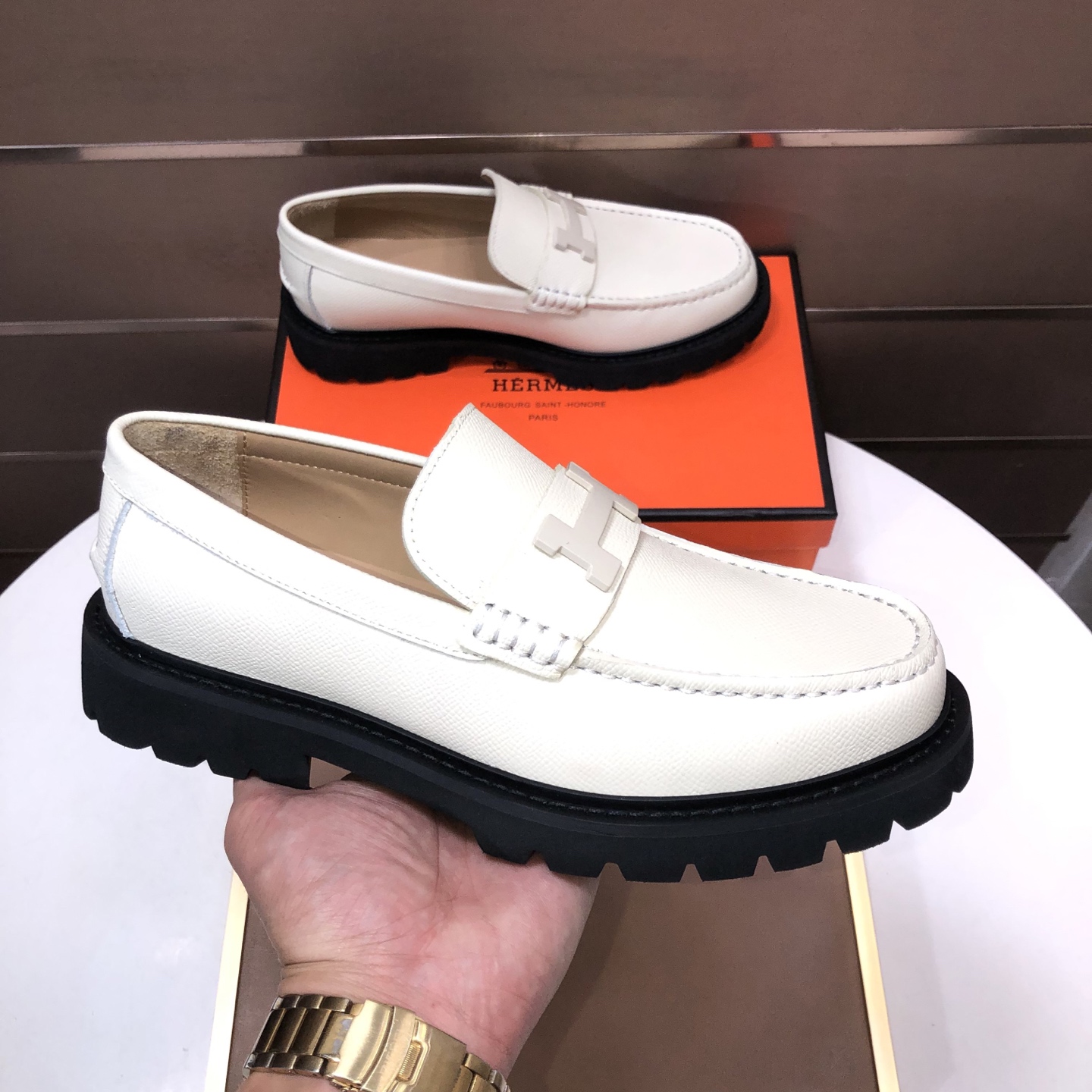エルメス［Hermès］おしゃれなペアスニーカー