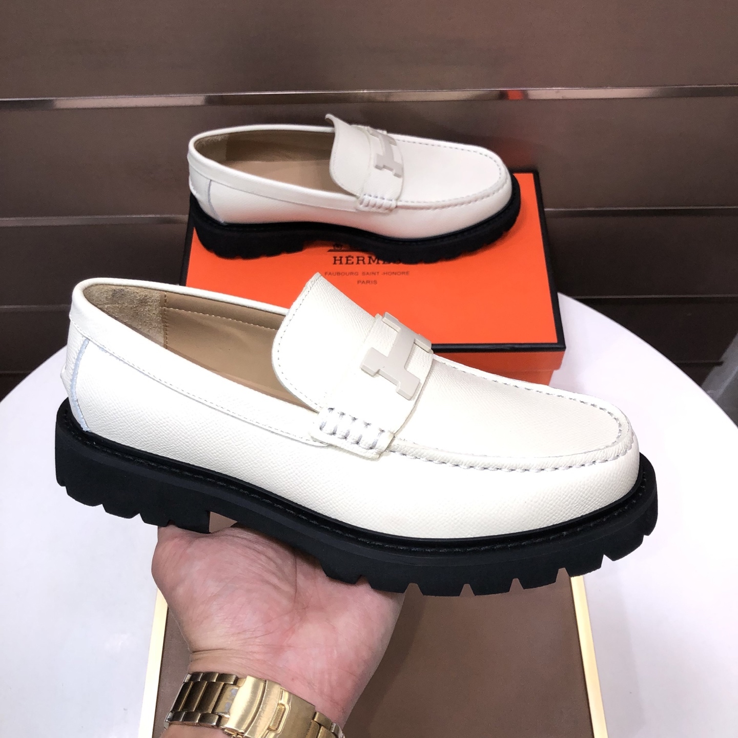 エルメス［Hermès］おしゃれなペアスニーカー