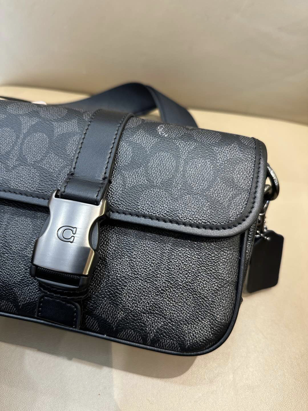 コーチ「Coach」メンズ クラシックシグネチャー LEAGUE  ショルダーバッグ