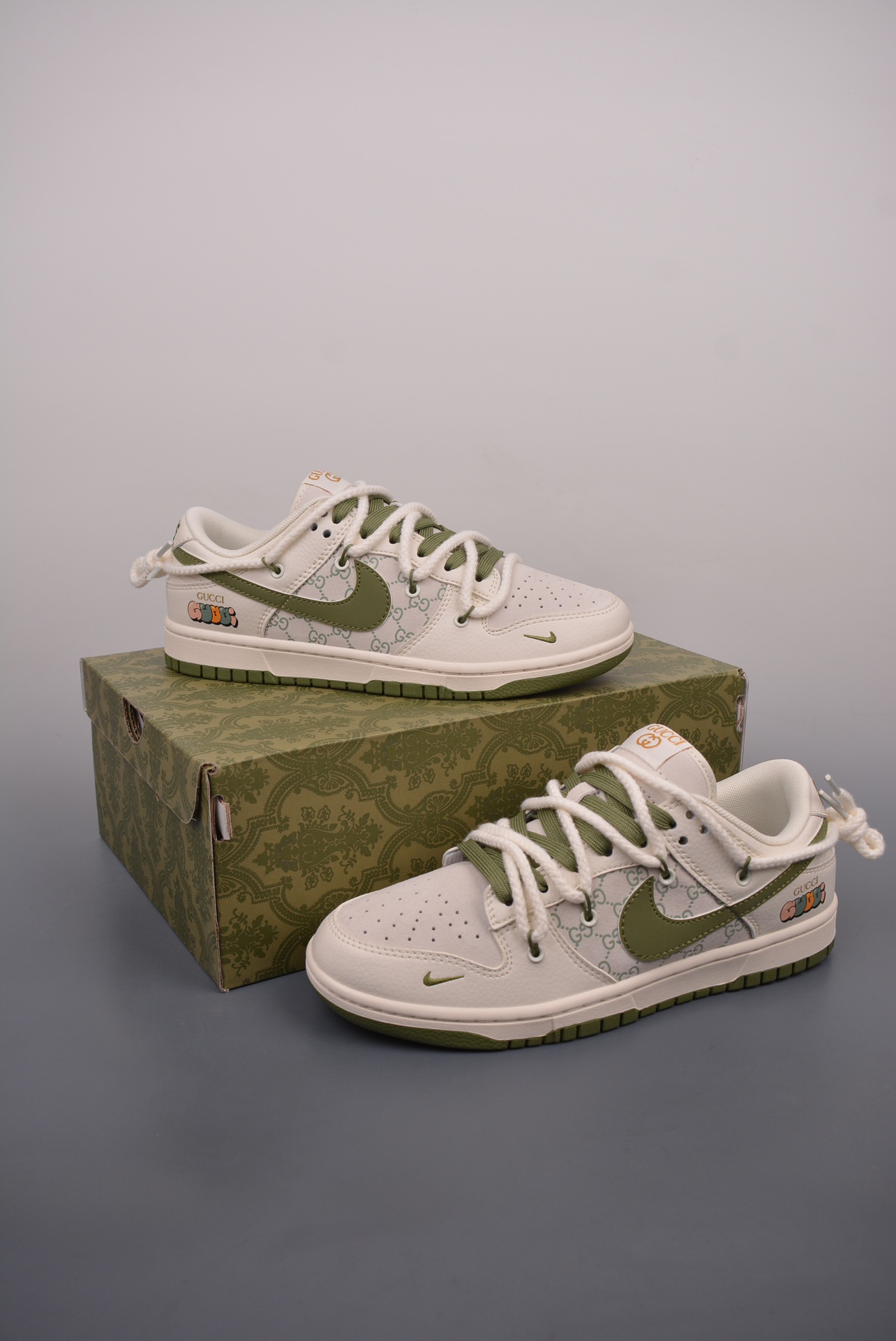 「コラボモデル」Gucci x Nike   SB Dunk Low デコンストラクション ドローストリングスニーカー