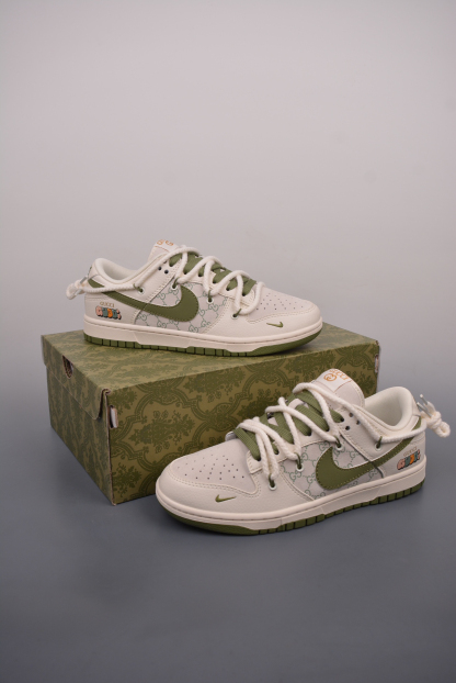 「コラボモデル」Gucci x Nike   SB Dunk Low デコンストラクション ドローストリングスニーカー