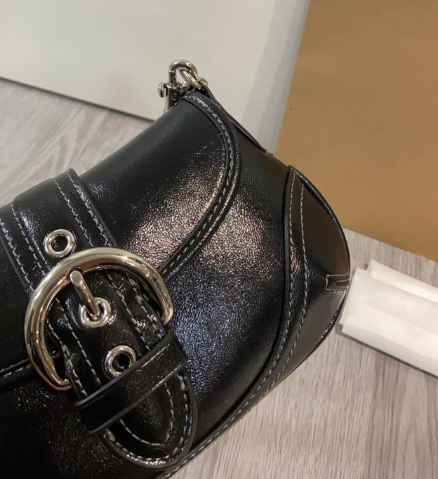 コーチ「Coach」Nolita ラミネートレザー バゲットバッグ