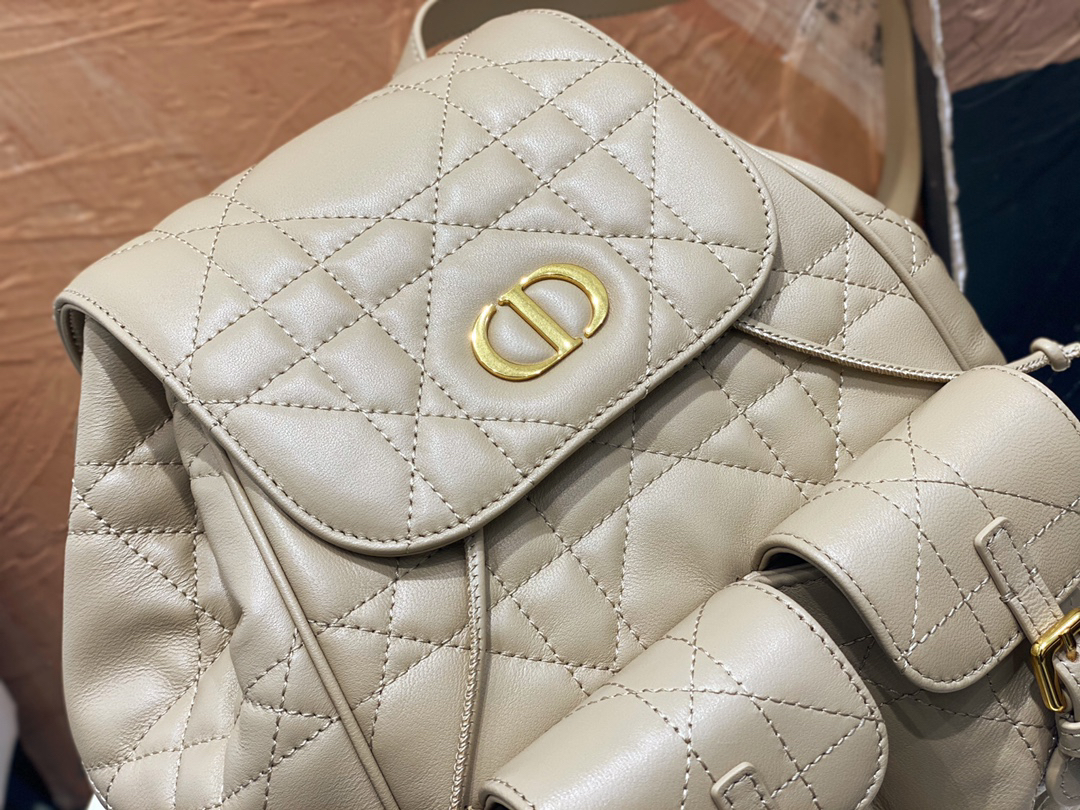 ディオール「Dior」CARO ミディアム バックパック マイルドベージュ ラムスキン カナージュ エフェクト