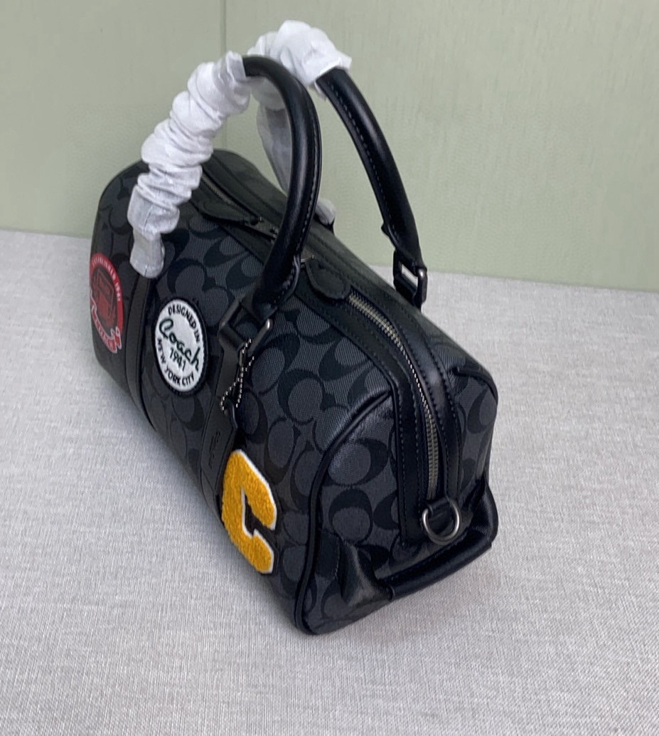 コーチ「Coach」Venturer ピローショルダーバッグ