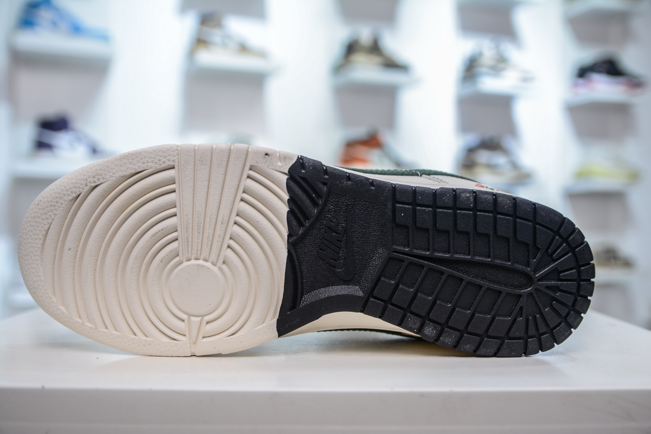 「コラボモデル」Supreme x Nike SB Dunk Low スニーカー