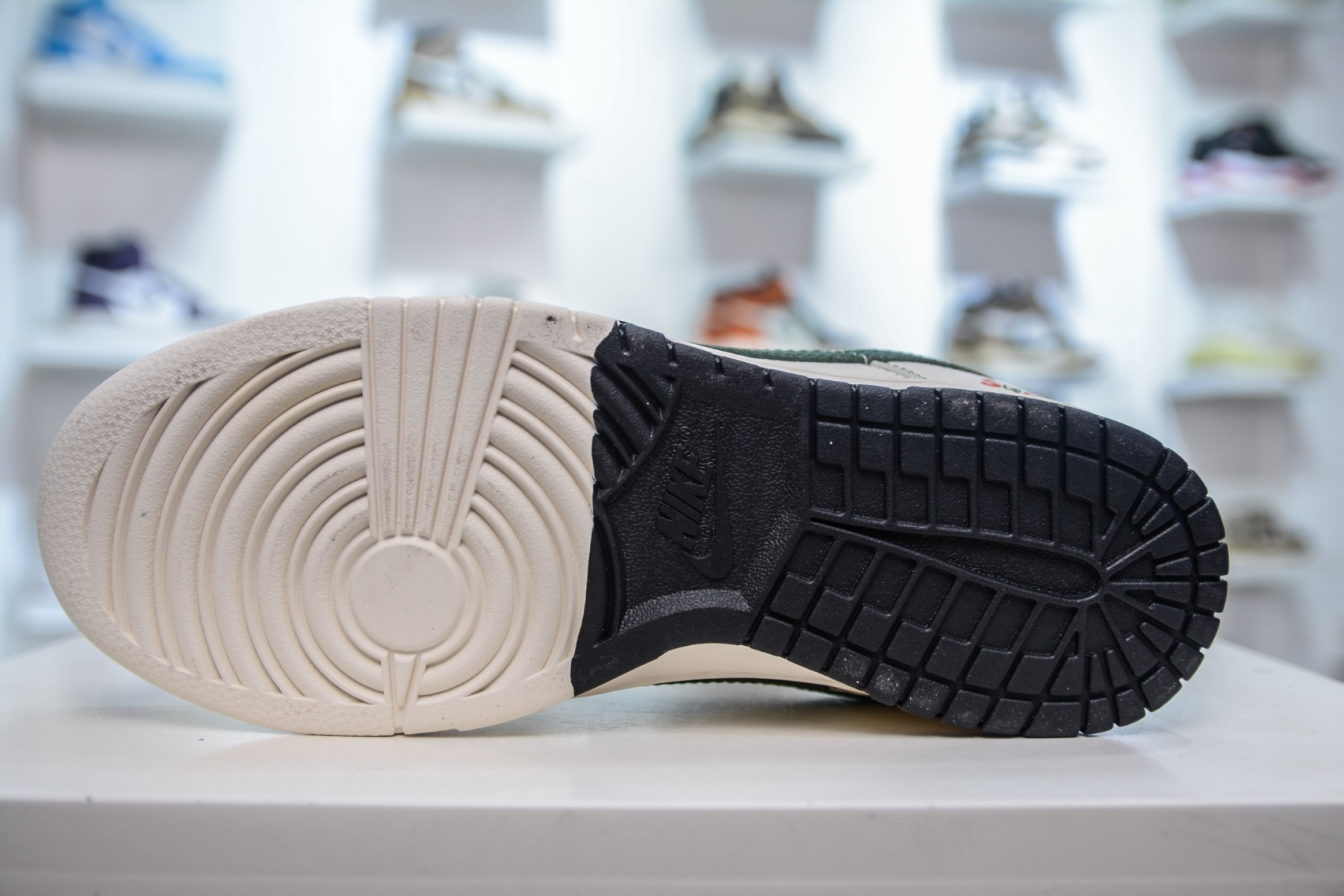 「コラボモデル」Supreme x Nike SB Dunk Low スニーカー