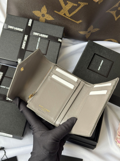 サンローラン「Saint Laurent」CASSANDRE MATELASSÉ 三つ折り財布