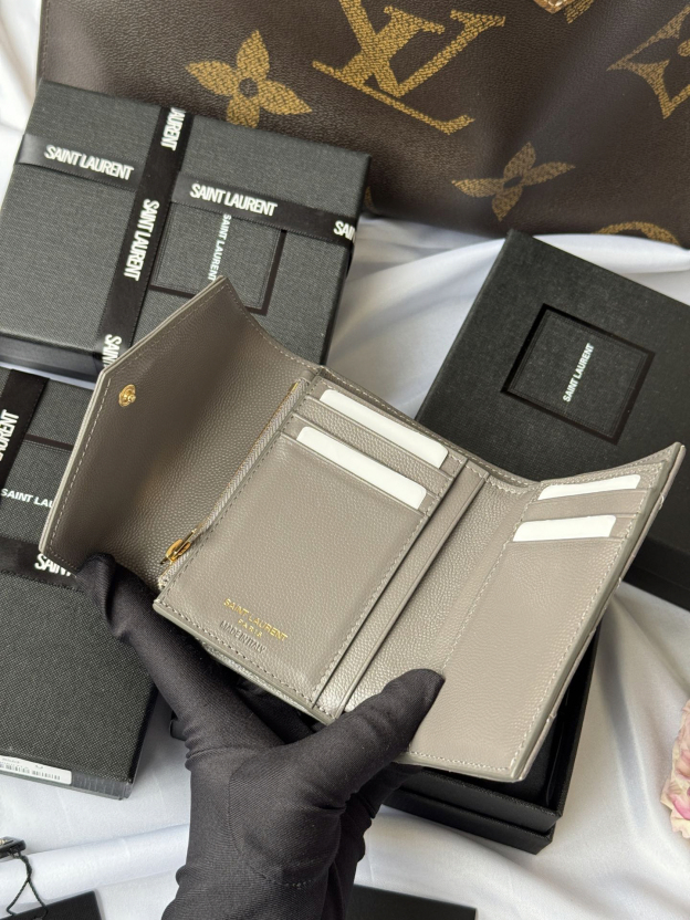 サンローラン「Saint Laurent」CASSANDRE MATELASSÉ 三つ折り財布