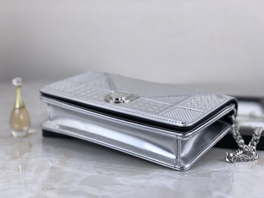 ディオール「Dior」AMA牛革チェーンの手でカバンを持ちます。