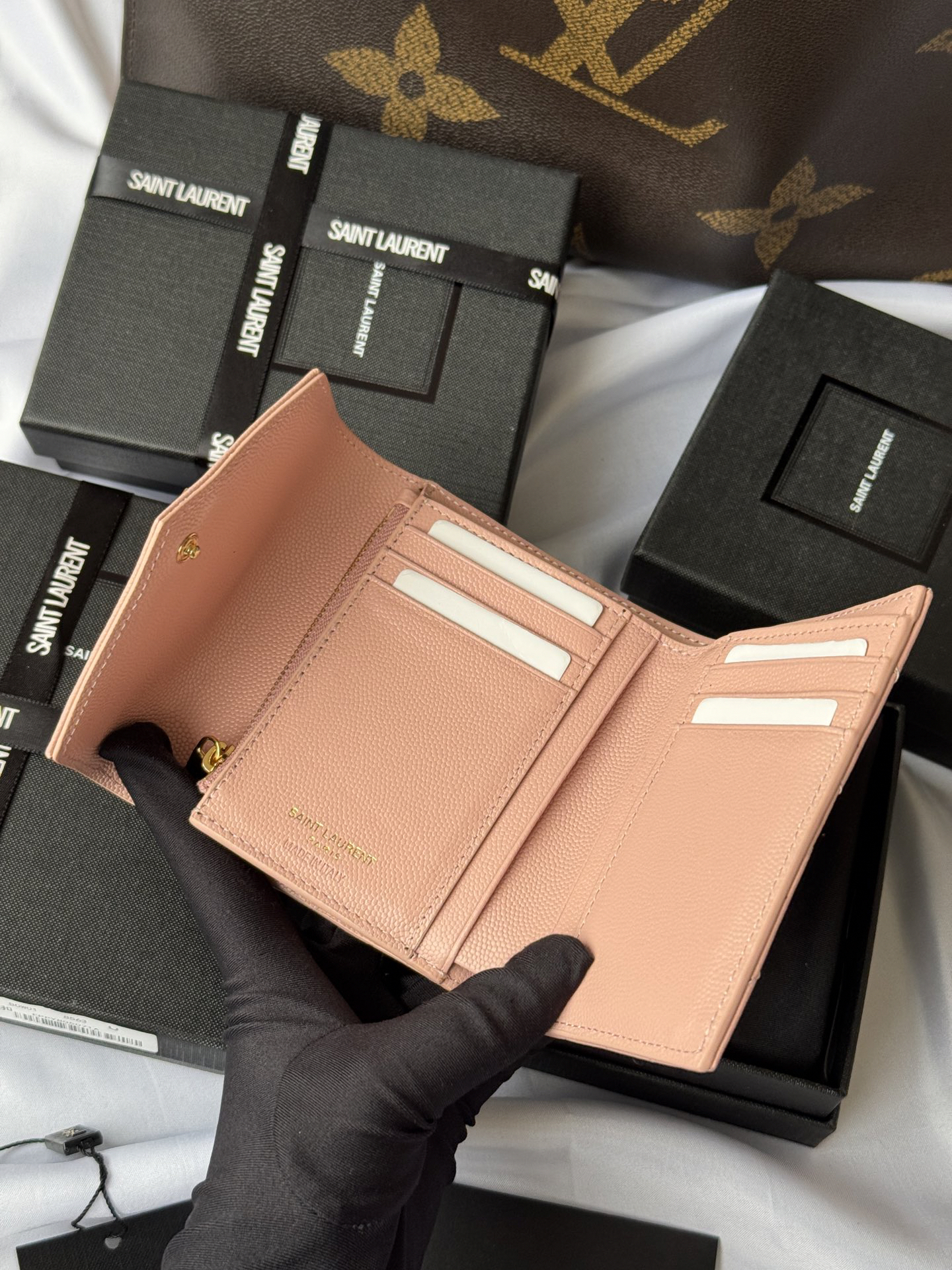 サンローラン「Saint Laurent」CASSANDRE MATELASSÉ 三つ折り財布