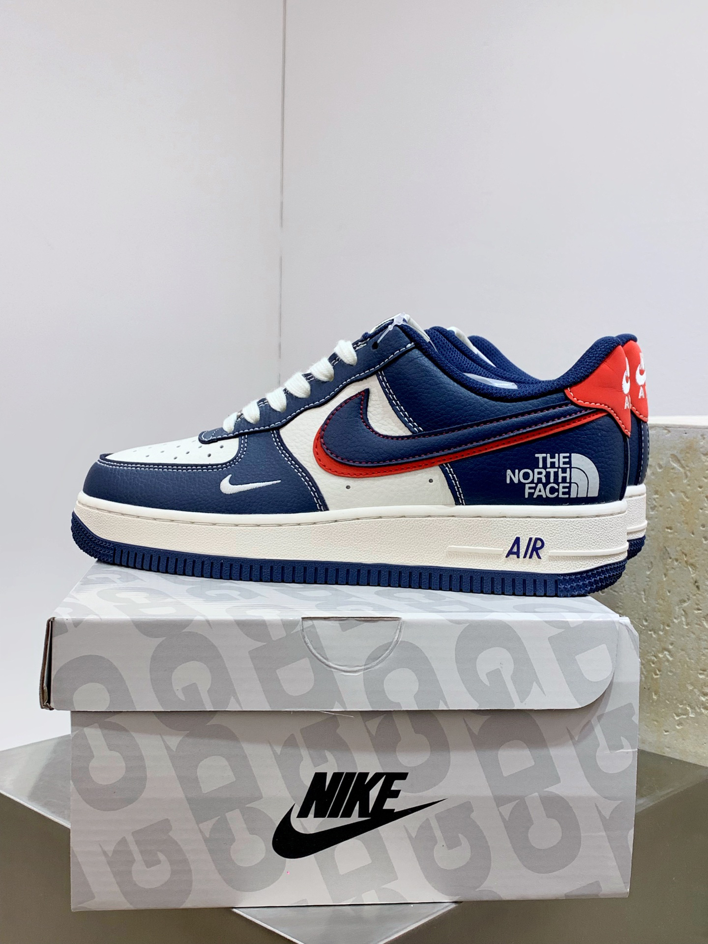 「コラボモデル」The North Face x Nike  Air Force 1 Low 07 'White Blue Red' ダブルスモールスウッシュ スニーカー