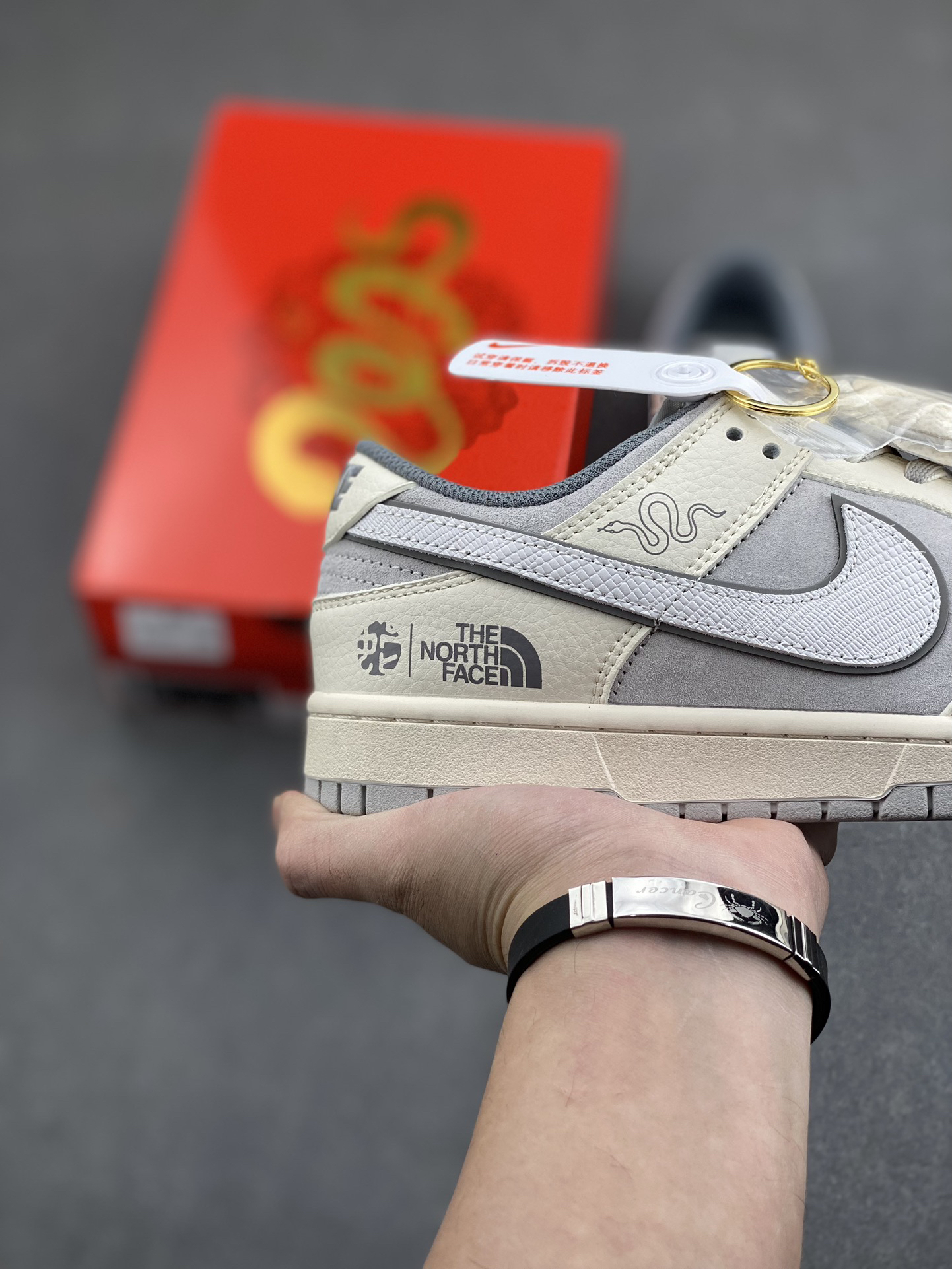 「コラボモデル」The North Face x Nike SB Dunk Low スネークイヤー エディション 'White Grey' ダブルシューレース スニーカー