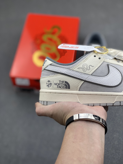 「コラボモデル」The North Face x Nike SB Dunk Low スネークイヤー エディション 'White Grey' ダブルシューレース スニーカー