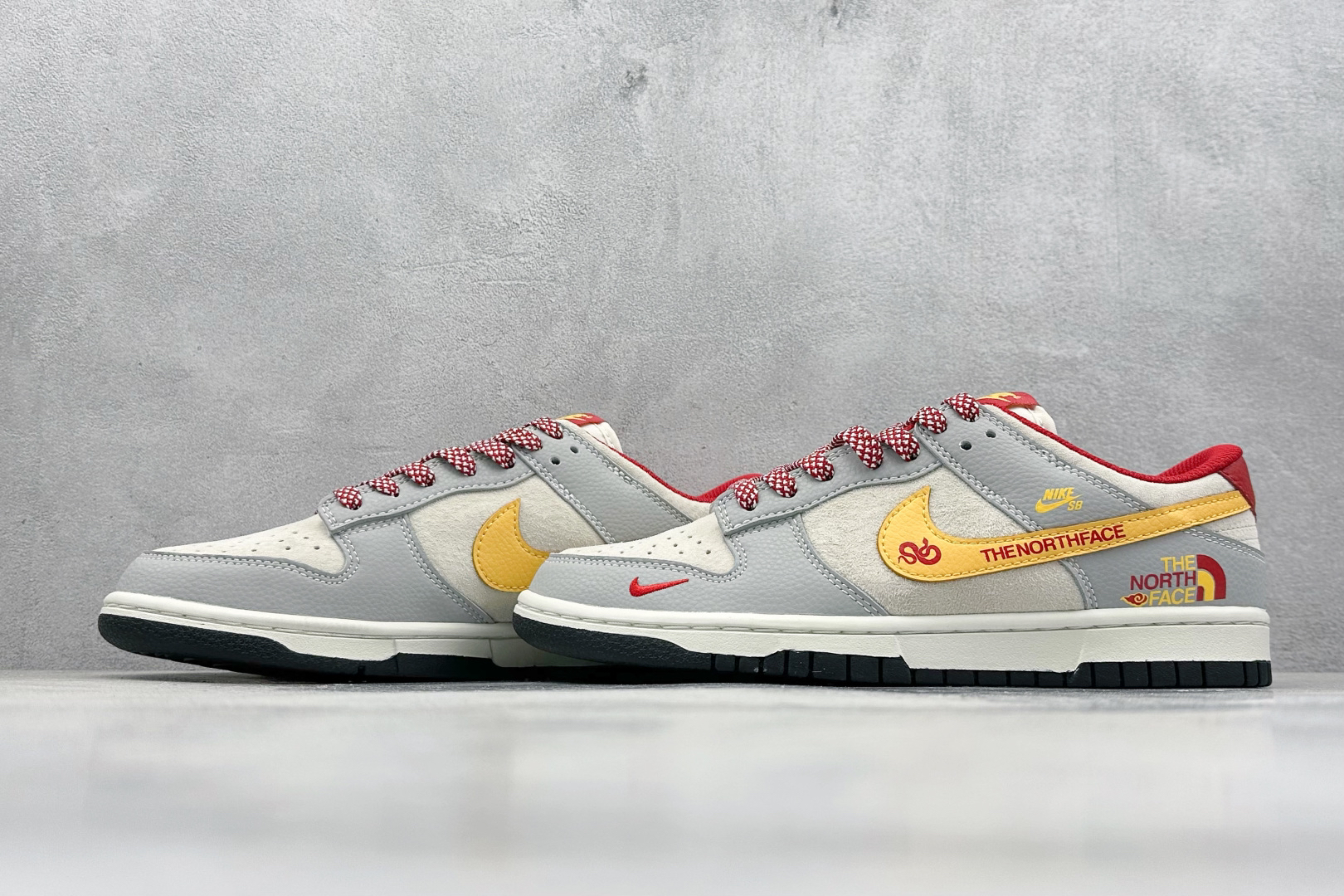 「コラボモデル」The North Face x Nike SB Dunk Low スネークイヤー エディション 'Beige Grey Red' スターライト スニーカー