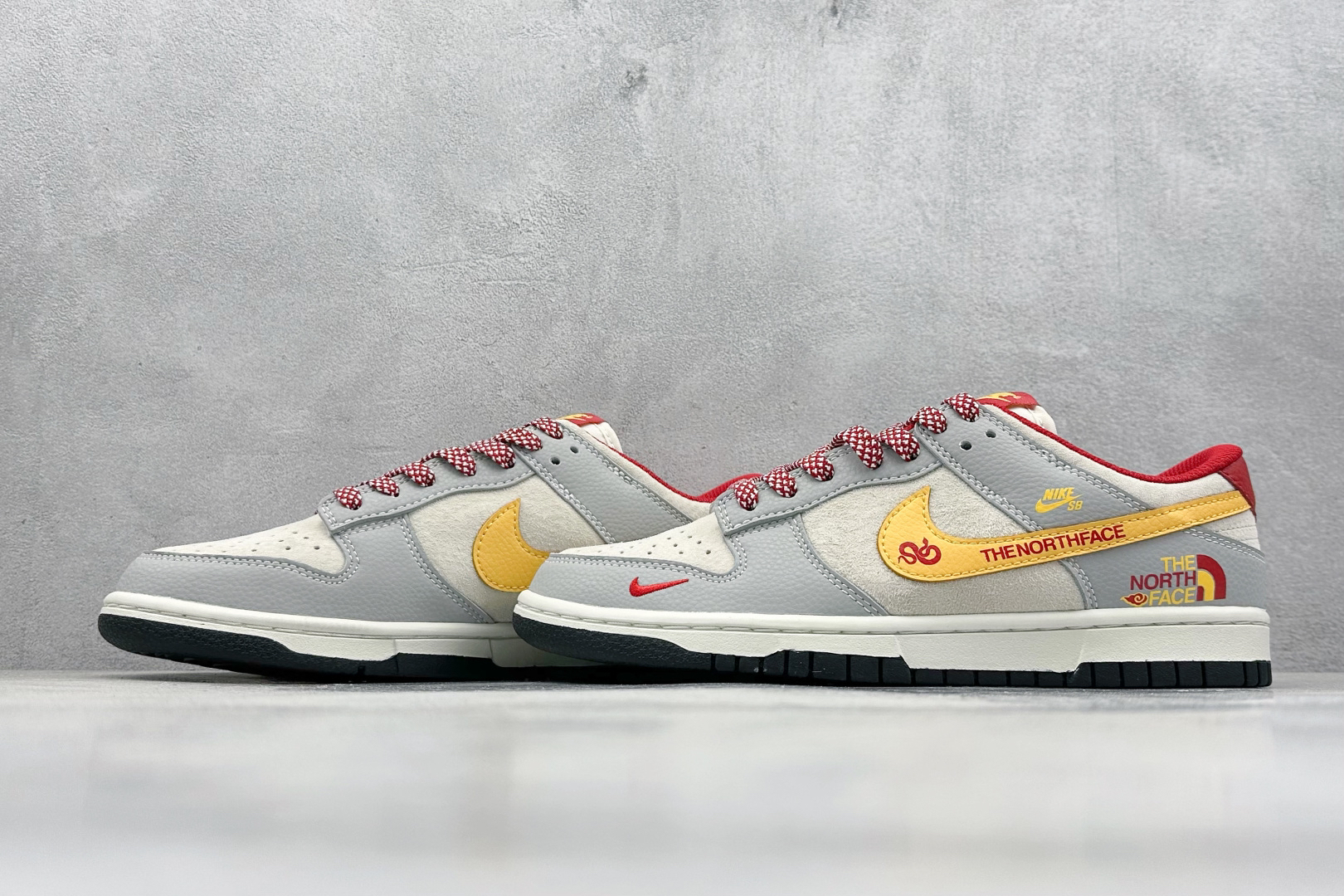 「コラボモデル」The North Face x Nike SB Dunk Low スネークイヤー エディション 'Beige Grey Red' スターライト スニーカー