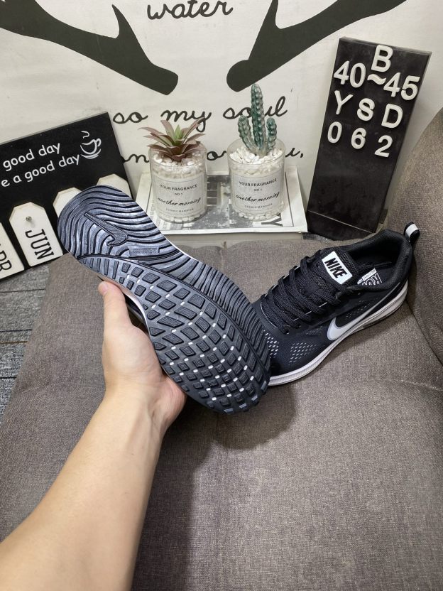 ナイキ「Nike」ク ロー カジュアルスニーカー