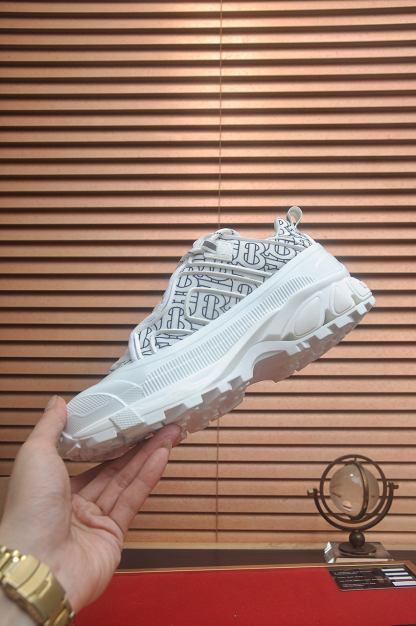 バーバリー「Burberry」バーバリークラシックグレンチェック レザーコートチェック クラシックローファイ スニーカー