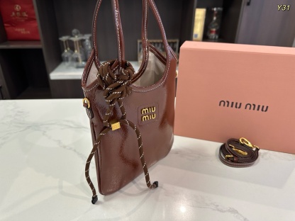 ミュウミュウ「Miu Miu」ラミー アイビートートバッグ コンパクトスリムシルエット
