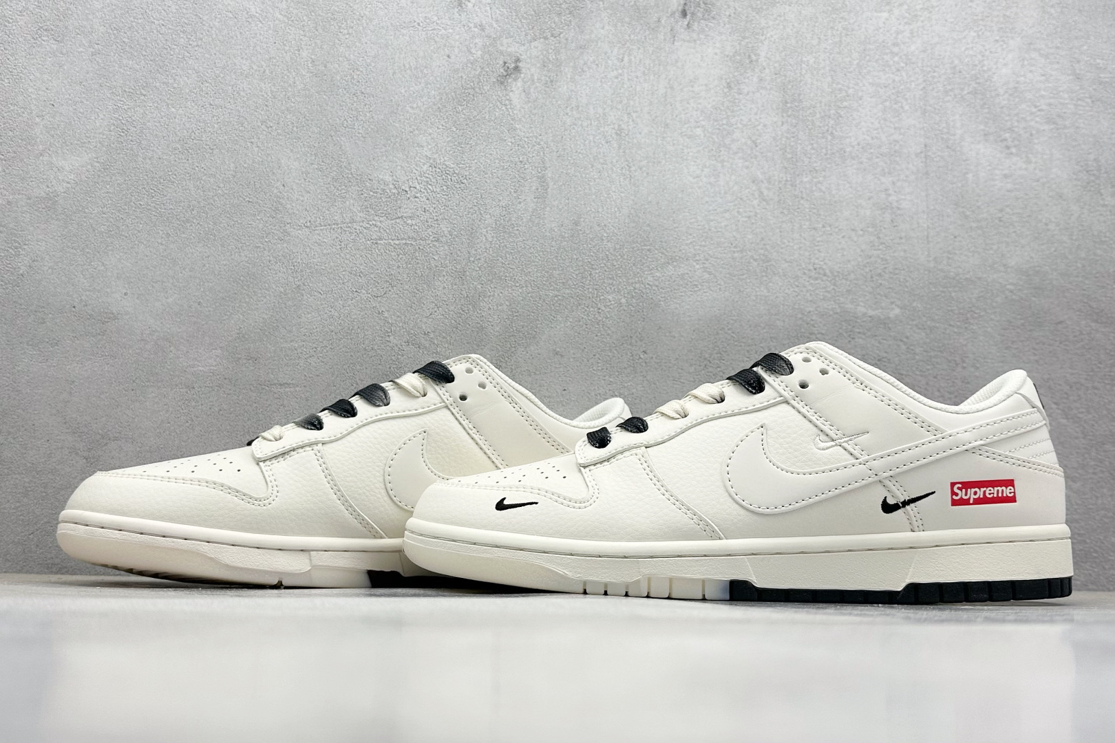 「コラボモデル」Supreme x Nike SB Dunk Low スニーカー
