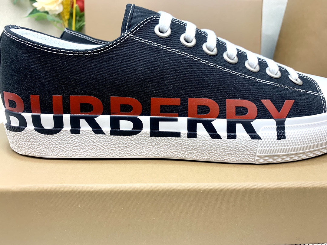 バーバリー「Burberry」メンズクラシックローカットスニーカー