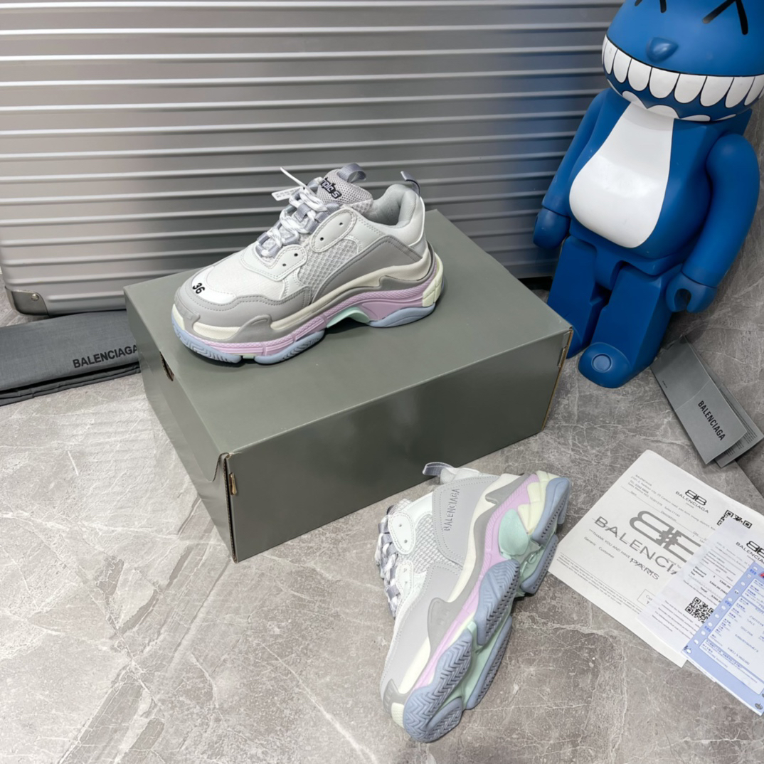 バレンシアガ「Balenciaga」Triple S スニーカー