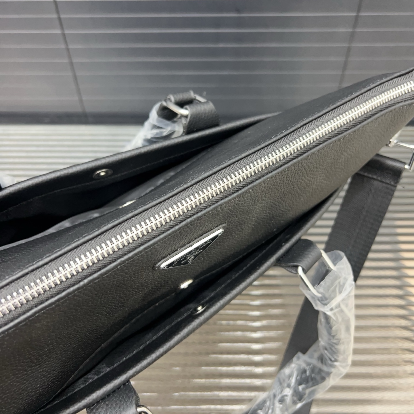 プラダ「Prada」クラシック レザートートバッグ