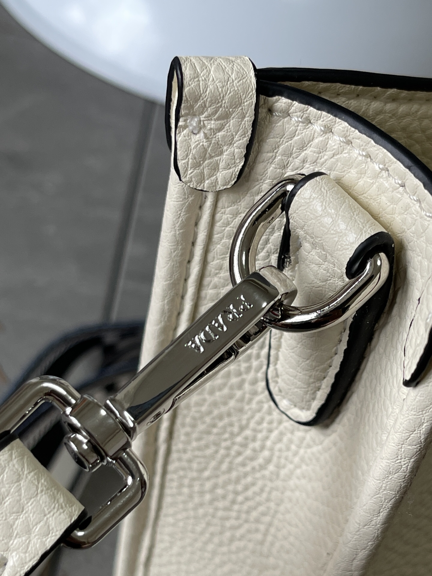 プラダ「Prada」デュアルストラップ クロスボディバッグ 1BC073