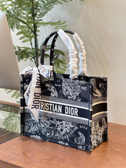 ディオール Dior Book Tote バッグ スモール、ミディアム、ラージの3つのサイズ
