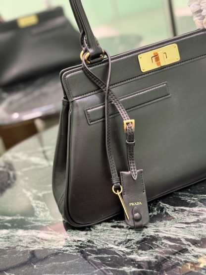 プラダ「Prada」2025 ジオメトリック デュアリズム ハンドバッグ