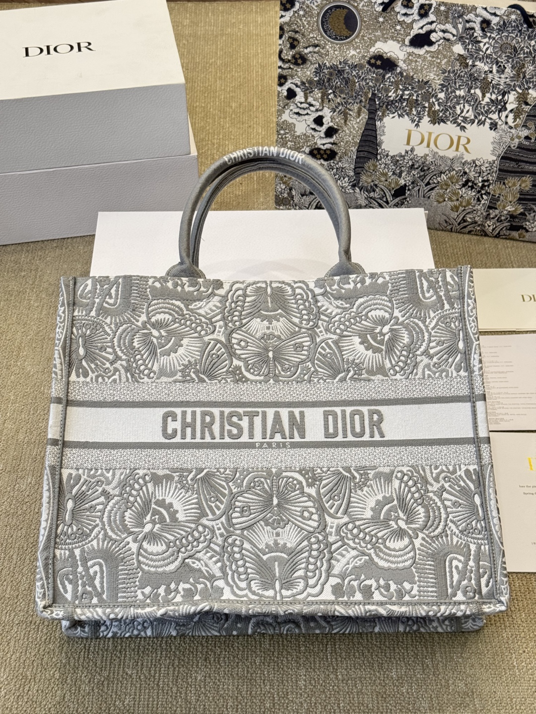 ディオール Dior Book Tote バッグ スモール、ミディアム、ラージの3つのサイズ