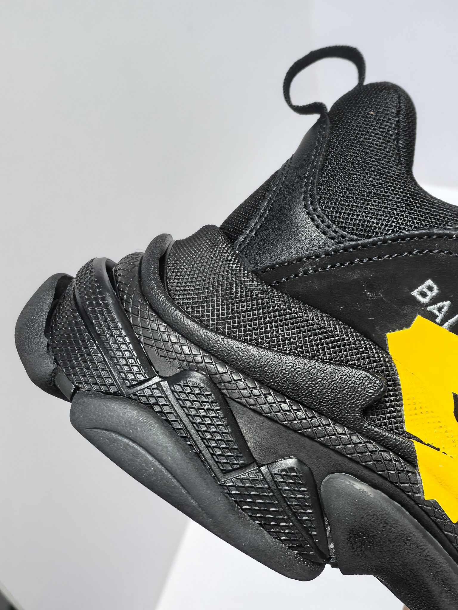 バレンシアガ「Balenciaga」Triple S Letter Graffiti 1.0 Sneakers-ISETAN PRESTIGE CURATED
