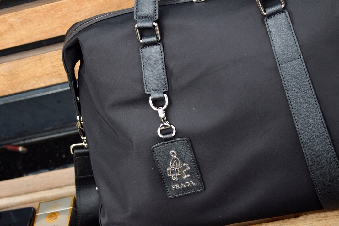 プラダ「Prada」 ラージトラベルトートバッグ