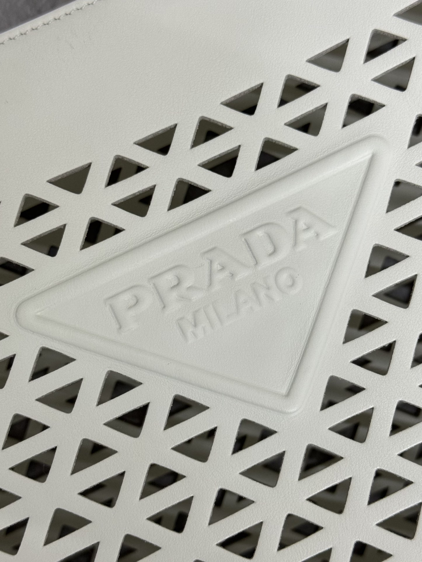 プラダ「Prada」ジオメトリックパンチトートバッグ