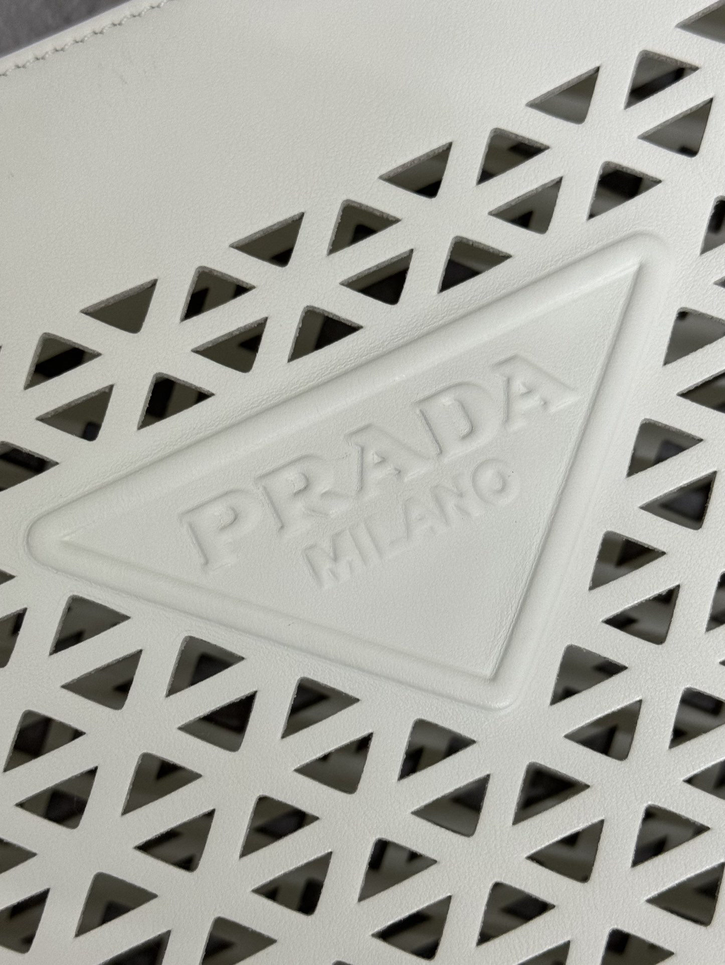 プラダ「Prada」ジオメトリックパンチトートバッグ
