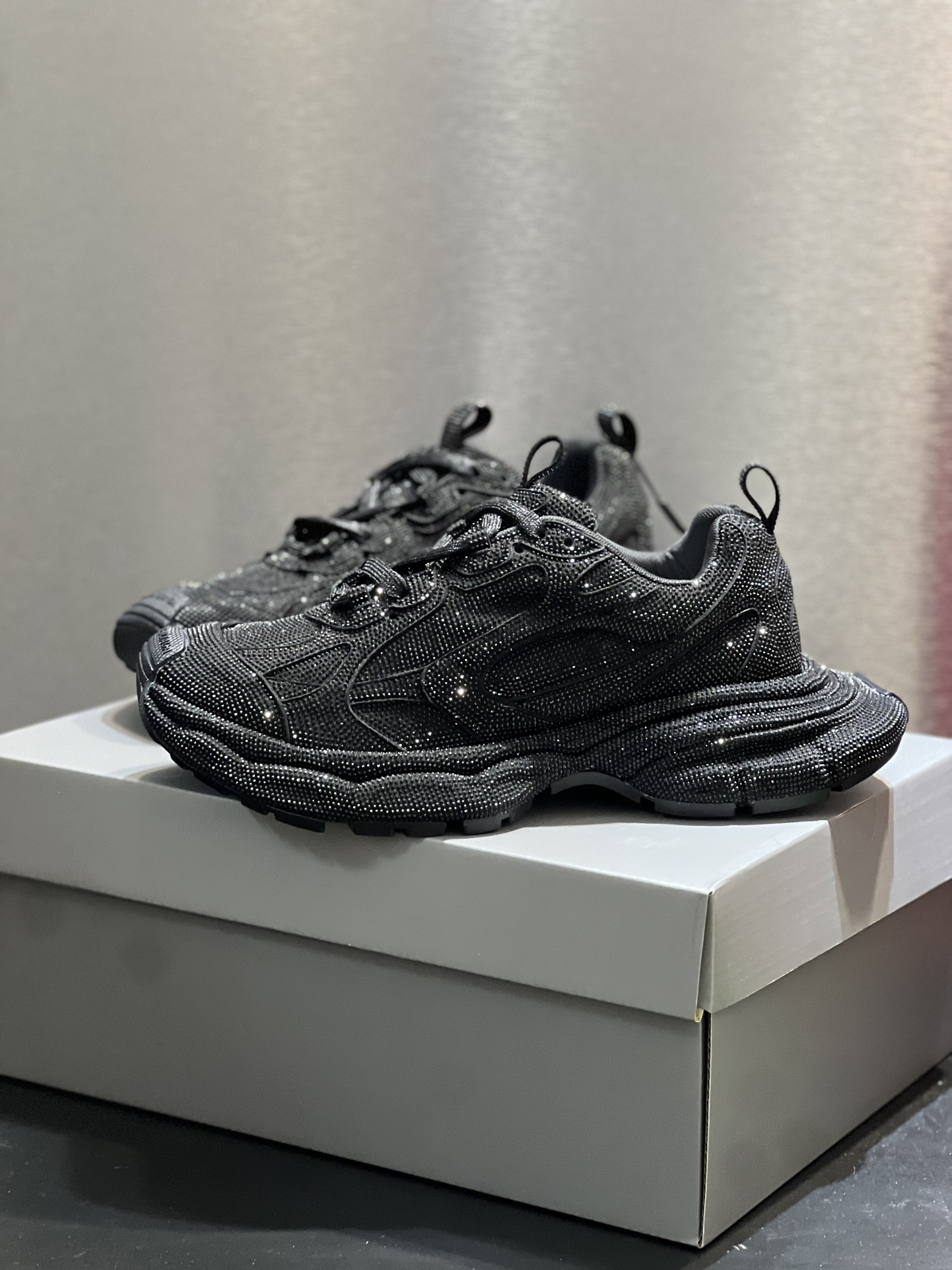 バレンシアガ「Balenciaga」ハンドエンボスド3XLシリーズ スニーカー