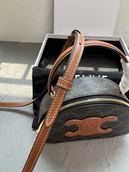 セリーヌ「CelineTRIOMPHE CANVAS 半月型ショルダーバッグ