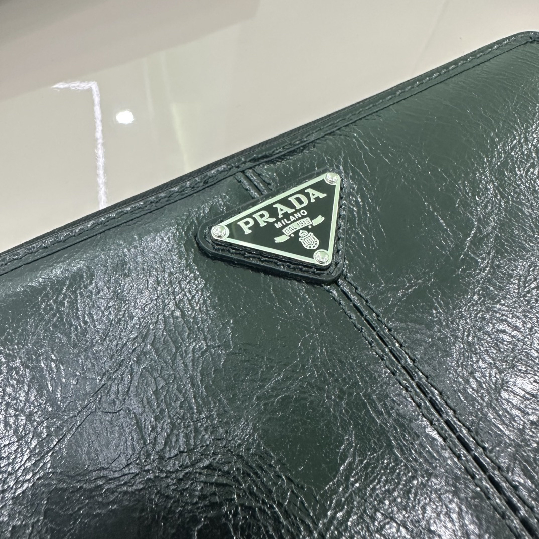 プラダ「Prada」 シングルジップ ウォレット