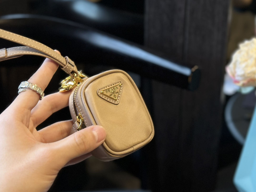 プラダ「Prada」トライアングルロゴ ミニコインケース