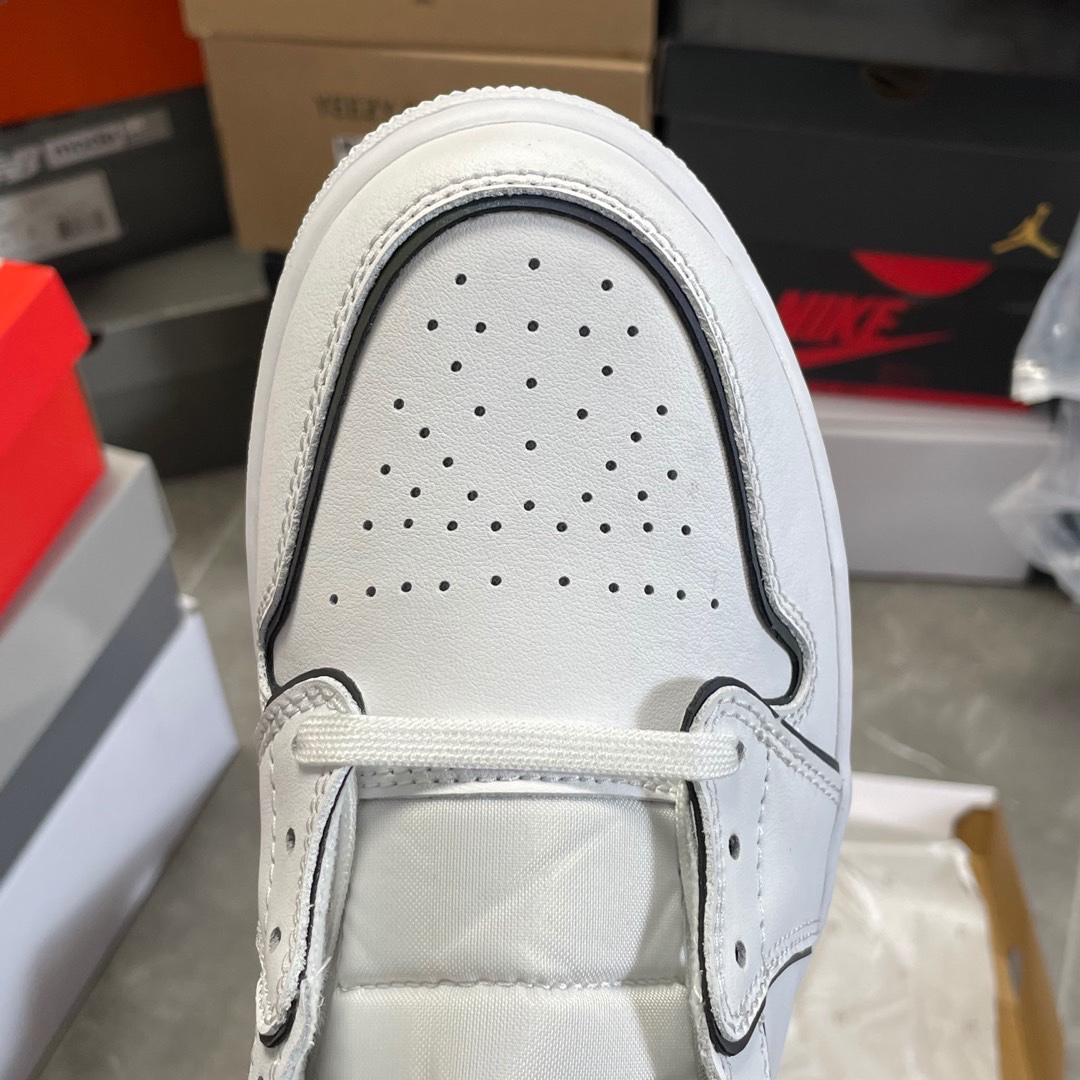 ナイキ「Nike」Wmns Air Jordan 1 Mid SE 'IRIDESCENT TRIM'