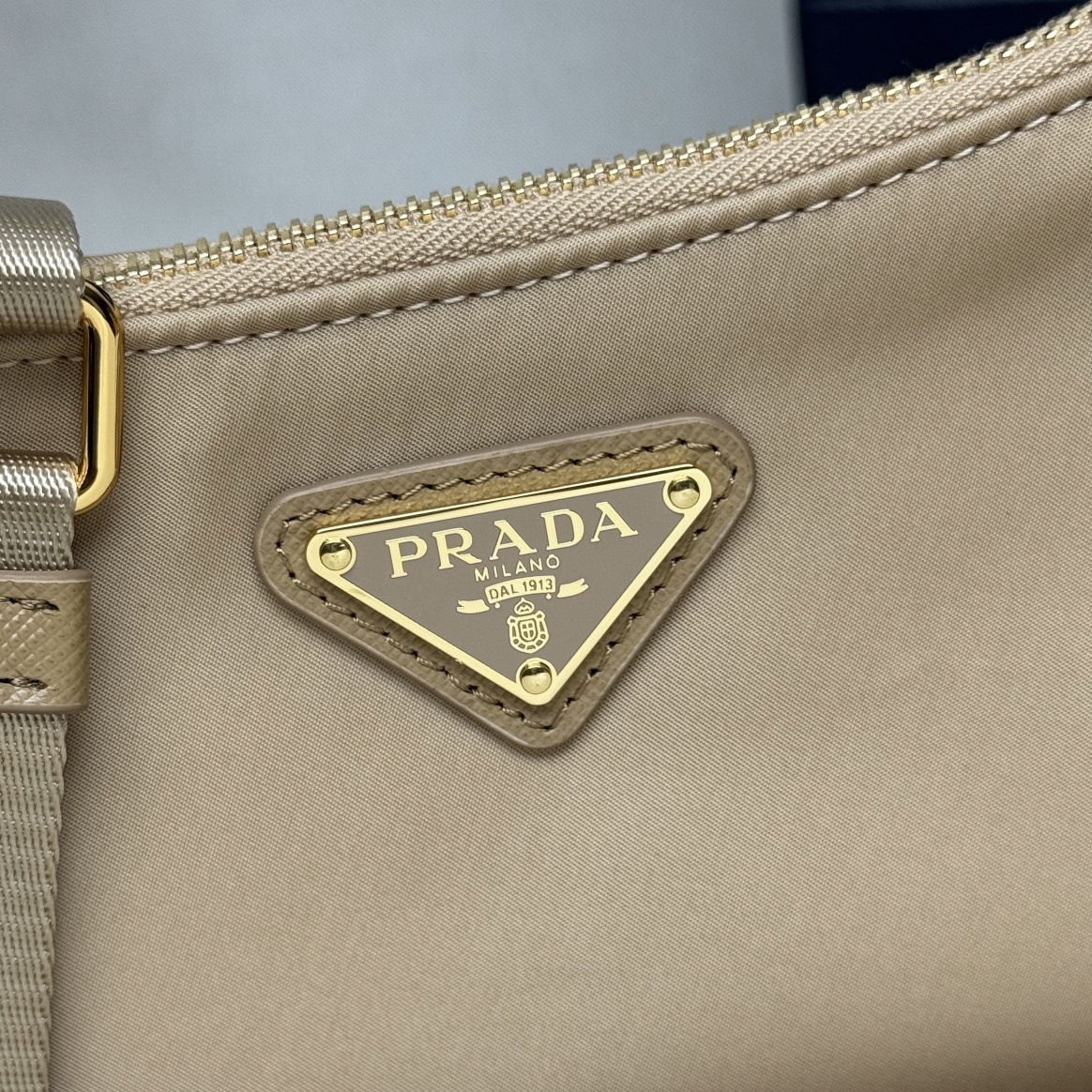 プラダ「Prada」リナイロン ムーンショルダーバッグ