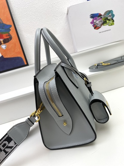 プラダ「Prada」ダブルストラップ ジップトップバッグ