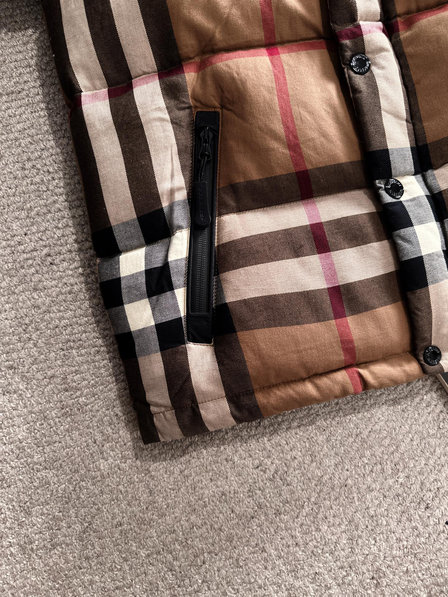 バーバリー「Burberry」 冬の新作 フード付き男性のダウンジャケット