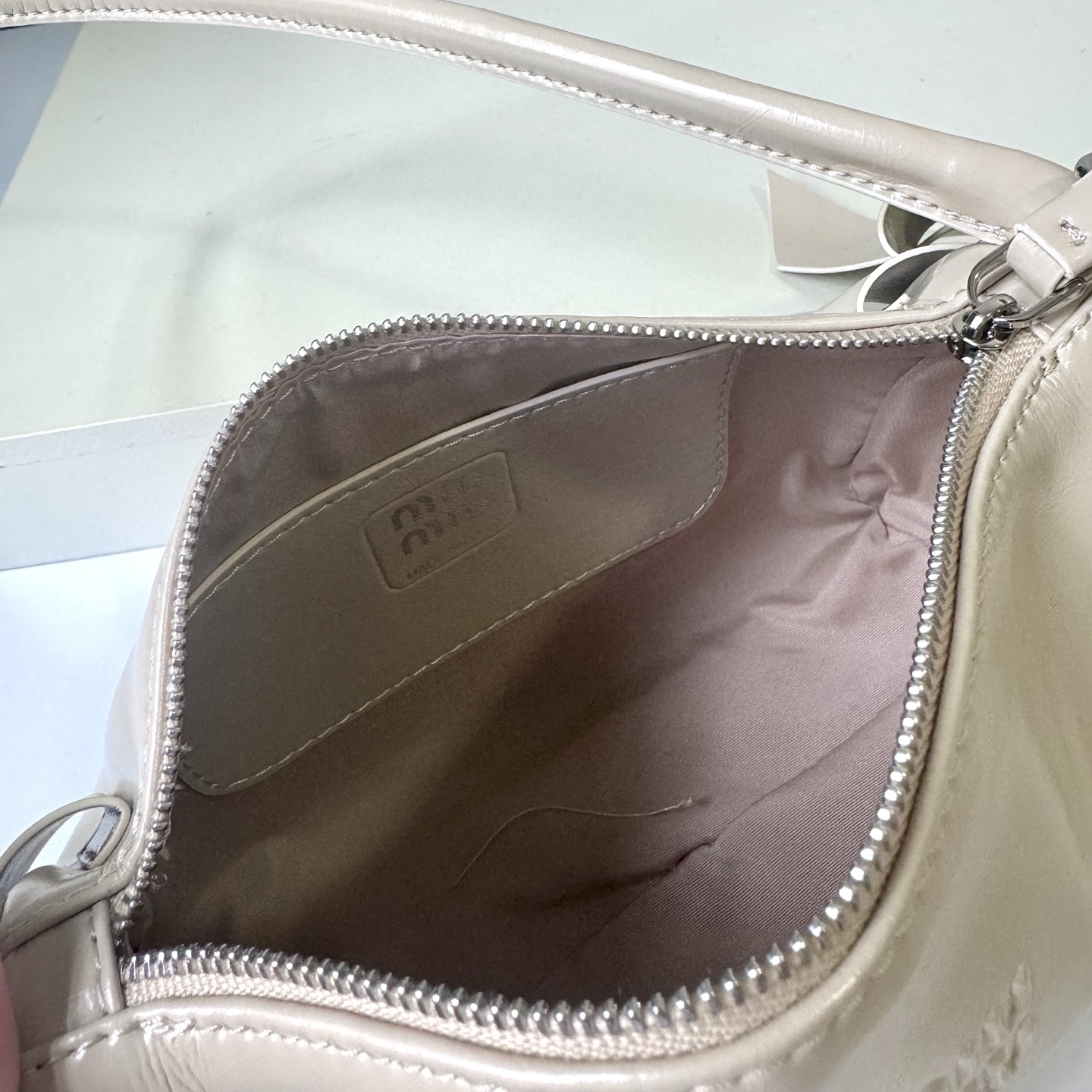 ミュウミュウ「Miu Miu」ミュウミュウ シャイニーレザーポーチ 5NE029 / ハンドバッグ