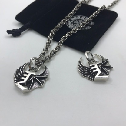 クロムハーツ「Chrome Hearts」バットウィング クロス ペンダント ネックレス