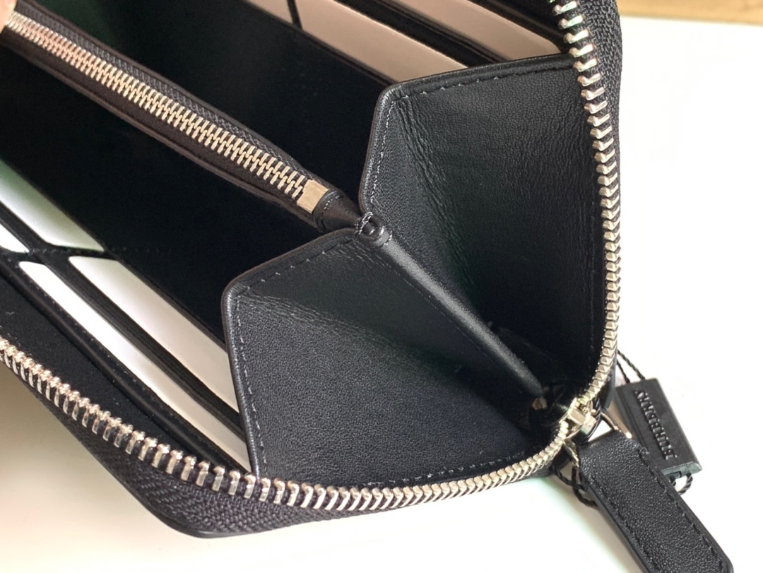 バーバリー「Burberry」ロンドン チェーン ジップ ウォレット