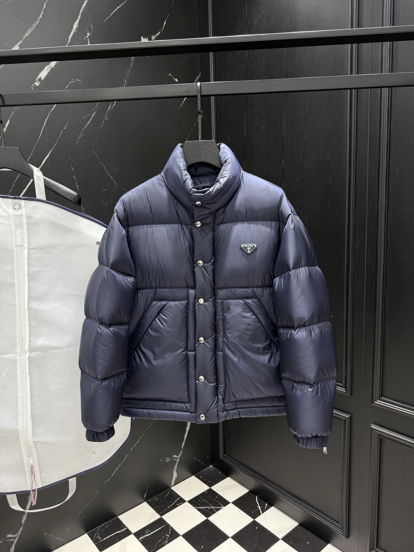 プラダ「Prada」秋冬ダウンジャケット スタンドカラー