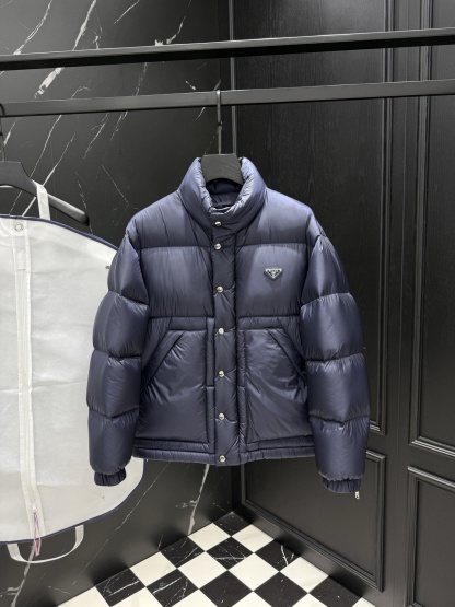 プラダ「Prada」秋冬ダウンジャケット スタンドカラー