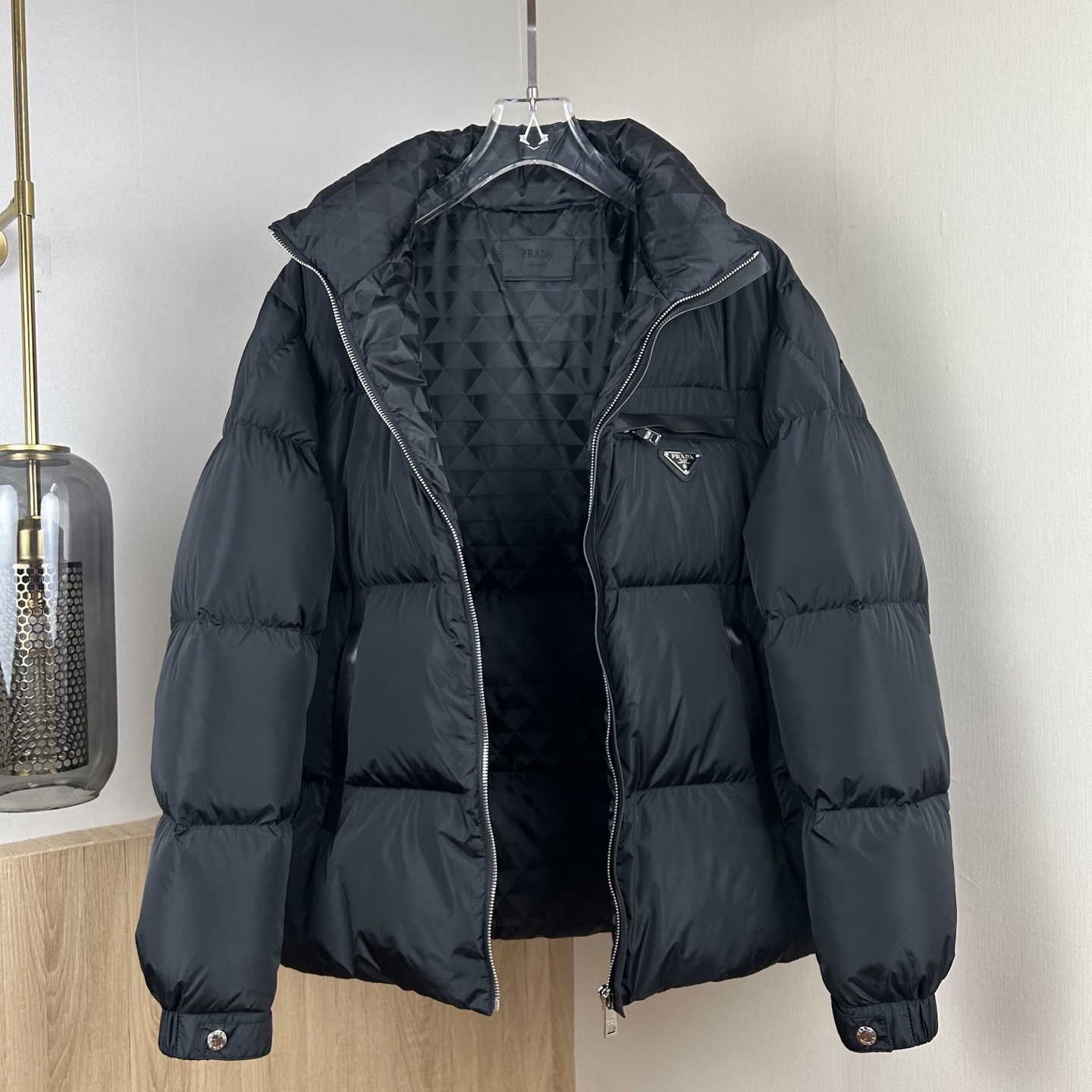 プラダ「Prada」冬の新作 スタンドカラー付きダウンジャケット