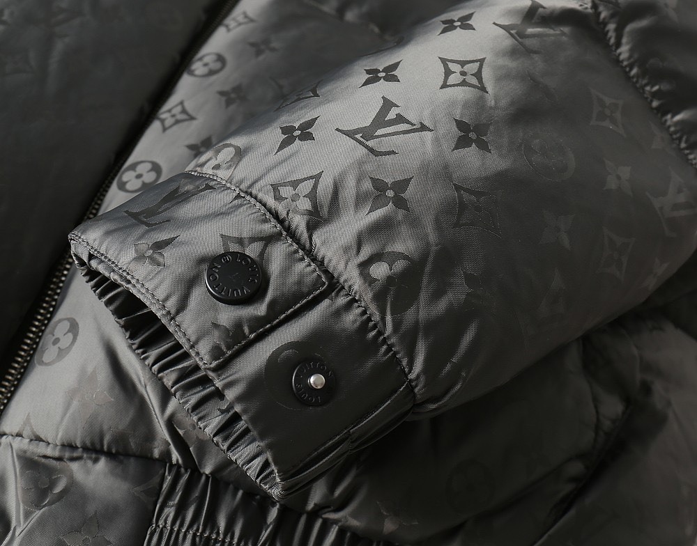 ルイ・ヴィトン「Louis Vuitton」秋冬コレクション ダウンジャケット